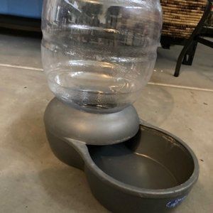 Extra-large pet water bowl with tower